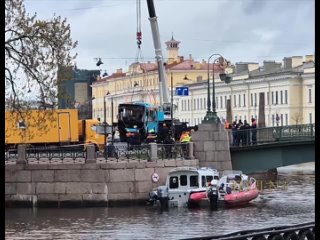 В Санкт Петербург извадиха паднал автобус в р. Мойка