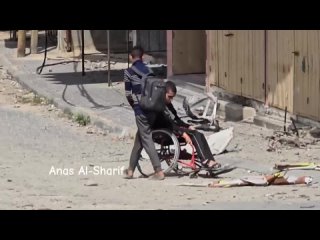 Un nio palestino hurfano llora de impotencia al no poder sacar a su hermano en silla de ruedas de la zona que est siendo bomb