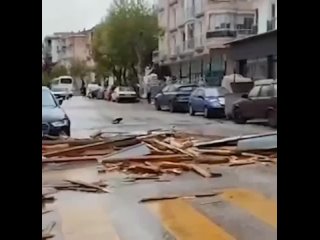 В Турции мощный шторм прошел через город Чанкыры, обрушив один из двух минаретов мечети Бадемли