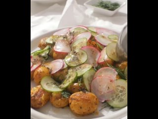 Салат с запеченным молодым картофелем и свежими овощами
