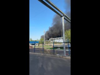 В российских Набережных Челнах загорелся сборочный цех главного завода КамАЗОб этом сообщают местные СМИ.