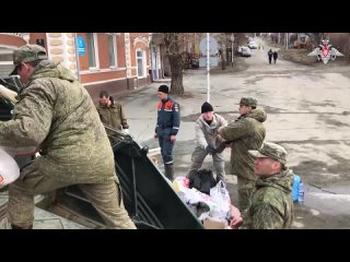 Военнослужащие РВСН доставляют продовольствие и воду в труднодоступные районы Оренбуржья