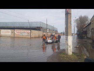 В Оренбурге сотрудники полиции продолжают оказывать помощь гражданам, пострадавшим в результате стихии