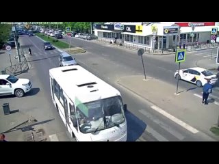 В Краснодаре на улице Сормовской светофор рухнул на женщину