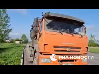 Последствия атаки дронов-камикадзе  грузовика в селе Вознесеновка в Белгородской области
