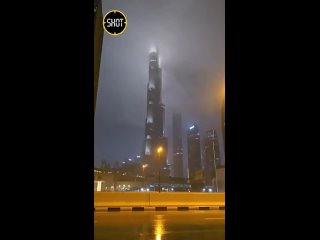 Гром и молнии над Большой мечетью в Абу-Даби. Эмираты снова заливает