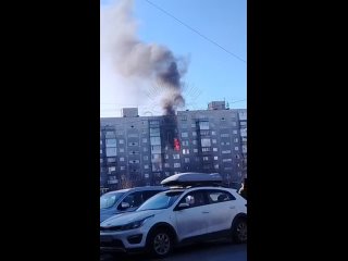 В Мурманске на улице Беринга горит квартира