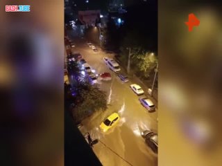 Улицы Анкары уходят под воду: из-за сильного дождя некоторые районы города оказались затоплены