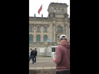 В Берлине на крышу Рейхстага  Неизвестные водрузили Знамя Победы.