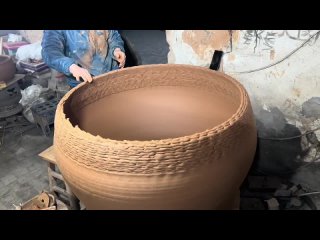 Процесс изготовления китайских мастеров огромных рыбных тазов из черной керамики.