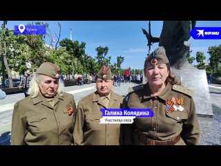 Солистки хора Ветеран из местного ДК Ленина пришли на праздник в военной форме