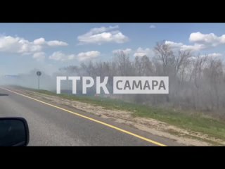В Самарской области 21 апреля произошел сильный пожар. На густой дым у дачного массива Аглос в Волжском районе обратили внимание