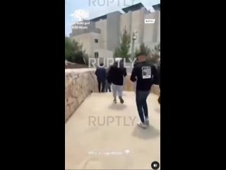 Палестинцы напали на машину посла Германии, который приехал в Рамаллу, чтобы посетить университет Ruptly удалось получить кадры