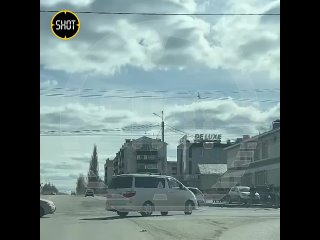 Странную акцию устроил водитель в Татарстане. Водитель минивэна начал наматывать круги на перекрёстке. Полицейские пытались догн