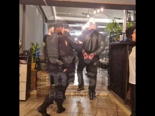 Помощник депутата закса Ленобласти прострелил ногу посетителю ресторана на Ворошилова — по сообщению других очевидцев, он также