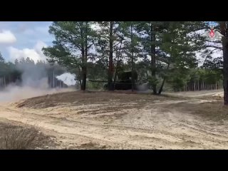 Экипажи танков Т-72Б3 с закрытой огневой позиции уничтожили склад боеприпасов ВСУ на правом берегу Днепра

📍 Херсонская область