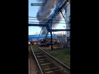 Взрывы слышны на горящей заправке в Омске, к тушению привлечены два пожарных поезда. Столб густого дыма видно из разных мест гор