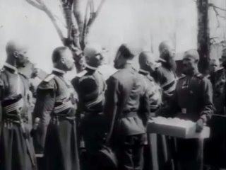 Николай ІІ христосуется с солдатами и офицерами во время светлого праздника Пасхи.