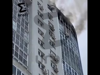 Мужчина сорвался с двадцатого этажа небоскрёба, пытаясь спастись от пожара. Горит высотка на Союзной в Екатеринбурге