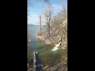 Читатель записал видео, как происходит сброс в Волгу внизу по Советской АрмииПо последним данным, уровень воды в реке около 30