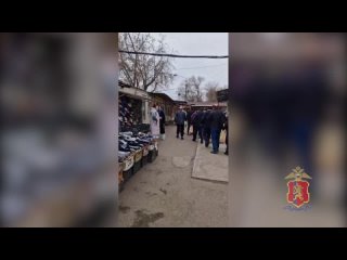 На одном из рынков в Красноярске задержали 135 иностранцев