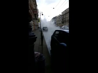Литейный проспект в Петербурге заволокло паром из-за прорыва трубы с горячей водой. Специалисты устраняют аварию, ущерб возместя