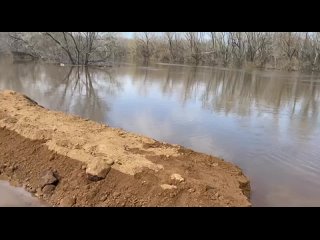 Так выглядят сегодня улицы села Никольское Оренбургского  района. Местные жители на лодках переплывают из одной части села в дру