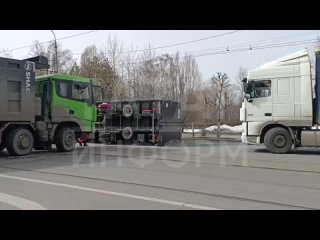 На Девятаева в Казани грузовик опрокинулся на бок