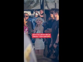 Сакура во время выступления Сабрины Карпентер на Coachella