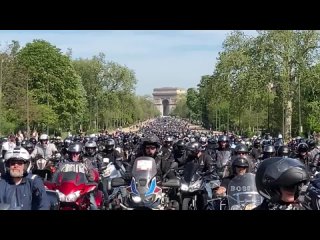 INCREDIBLE - 10,000 bikers took over Paris to protest against new government regulations