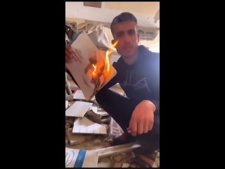 Un estudiante de la Franja de #Gaza cuya casa fue destruida por la ocupación sionista, quema un libro sobre “derecho internacion