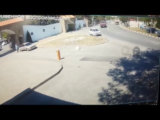 Отскочившее колесо Камаза влетело в пешеходов в селе Абрау-Дюрсо на Кубани, сообщили в МВД по региону