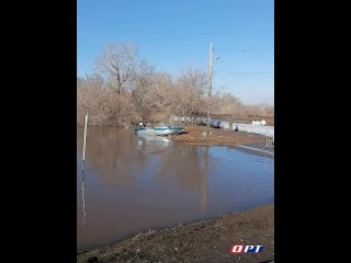 Набережная реки Урал в районе автомобильного моста в Оренбурге сегодня утром