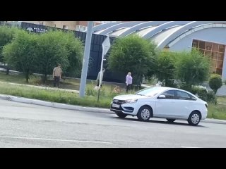 Клетка скорее всего для собачки, там видно что ее держит девочка. Видимо просто девочка попросилась сама туда. Ничего... - Просто Мария