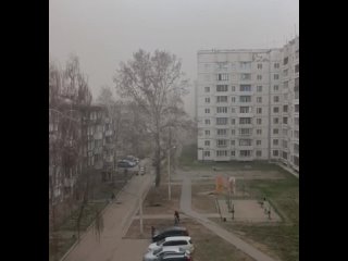 В Иркутской области весь день бушует пылевая буря. Ветер с порывами до 28 м/с валит людей с ног, поднимает в воздух песок и пыль