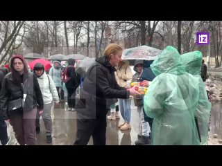 Возле Центра крови ФМБА России волонтеры раздают чай  сдающим кровь людям