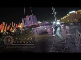 Появились кадры, как трофейному танку Leopard в Москве согнули дуло