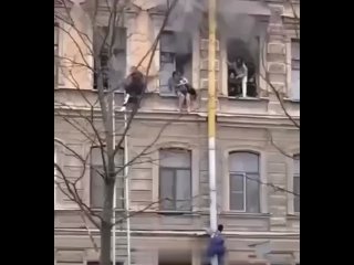 Дворник залез по трубе и спас из пожара девушек в Санкт-Петербурге
