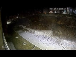 Стена расплющила машину наПтичьей горке вБерезовском округе Свердловской области. Среди людей пострадавших нет
