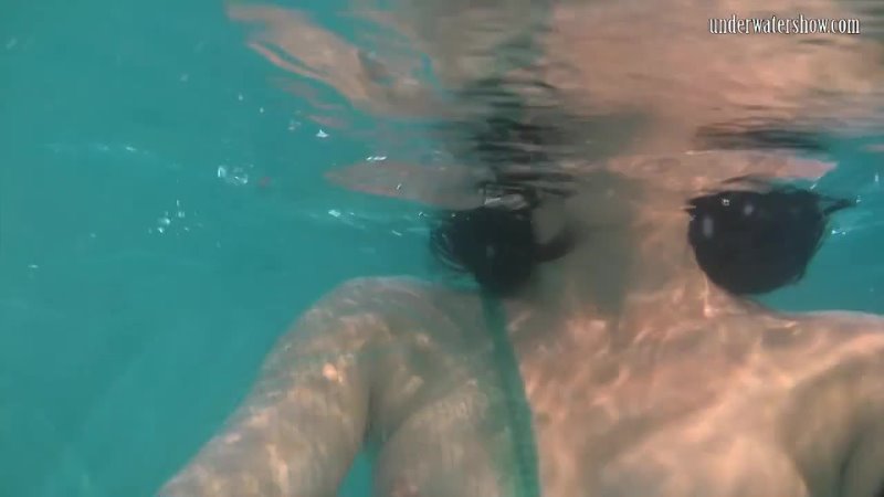 UnderwaterShow - Rusalka. Молодая брюнеточка обнаженная купается в бассейне