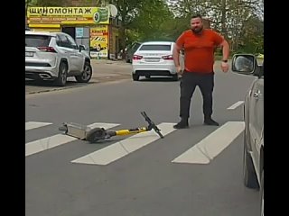 Ростов-на-Дону: мужчина едва не попал под колеса автомобиля, упав с самоката. 😱