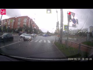 Водитель Опеля так спешил повернуть налево  с  Долгоозерной на  Авиаконструкторов, что забыл, что машины спереди могут... (видео)