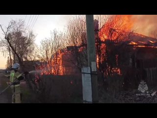 Ранним утром в Котельниче сгорел жилой дом. Хозяин успел спастись через окно