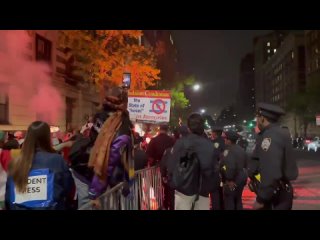 Los manifestantes llegan a las puertas principales de la Universidad de Columbia