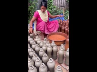 В Индии придумали экологически чистые бутылки для воды  из глины.