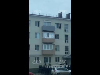 Парень зачем-то вылез в окно и пытался балансировать между балконом и подоконником в Холмске (Сахалин).