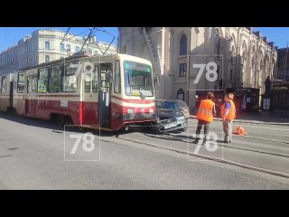 Автомобиль попал под трамвай на Васильевском острове