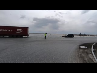 Реверсивное движение на затапливаемом участке автодороги Тюмень-Омск в Абатском районе Тюменской области позволяет сохранить тра