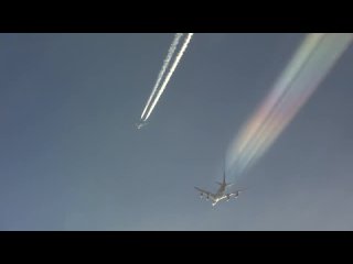 Rainbow-Contrails-Thai-Airbus-380-and-330