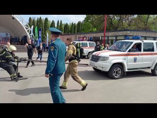 Пожарные МЧС отметили юбилей 375 лет силовым шоу с тягой УАЗа в парке Липецка